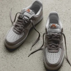 Nike Sneakers En Cuir*Air Force 1 '07 College Grey / Light Orewood Brown / White