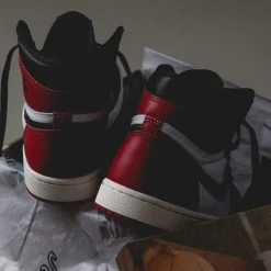 Jordan Sneakers Montantes|Sneakers En Cuir*Nike Air 1 Retro High OG *Black Toe* White / Black / Varsity Red / Sail