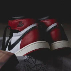 Jordan Sneakers Montantes|Sneakers En Cuir*Nike Air 1 Retro High OG *Black Toe* White / Black / Varsity Red / Sail