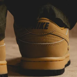 Nike Sneakers En Cuir*Dunk Low Retro SE Wheat / Wheat / Gum Yellow / Black