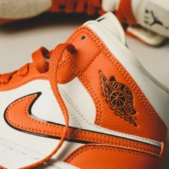 Jordan Sneakers En Cuir*Nike Wmns Air 1 Mid SE *Sport Spice* Coconut Milk / Sport Spice / Black / Sail