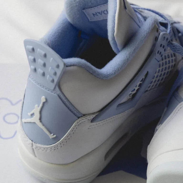 Jordan Sneakers Montantes|Sneakers En Cuir*Nike Wmns Air 4 Retro *Aluminum* White / Aluminium / Blue Tint / Oil Green