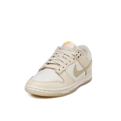 Nike Sneakers En Cuir*Wmns Dunk Low Muslin / Team Gold / Pale Ivory / Laser Orange
