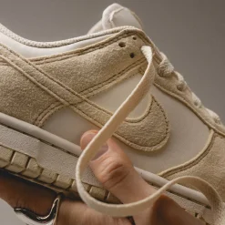 Nike Sneakers En Cuir*Wmns Dunk Low *Next Nature* Soft Pearl / Beach / Pale Ivory / White