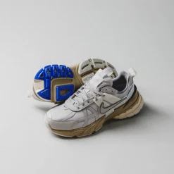 Nike Sneakers En Cuir|Chunky Sneakers*Wmns V2K Run *GTX* Light Iron Ore / Light Iron Ore / Light Bone / Khaki