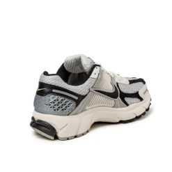 Nike Sneakers En Cuir|Chaussures De Running Retro*Wmns Zoom Vomero 5 Photon Dust / Black / Phantom