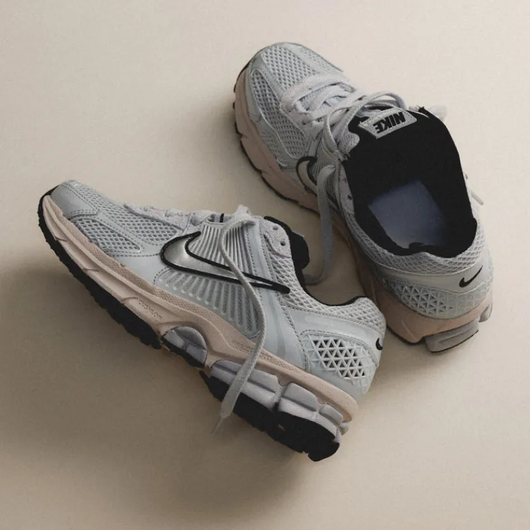 Nike Sneakers En Cuir|Chaussures De Running Retro*Wmns Zoom Vomero 5 Pure Platinum / Chrome / Light Orewood Brown