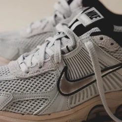 Nike Sneakers En Cuir|Chaussures De Running Retro*Wmns Zoom Vomero 5 Pure Platinum / Chrome / Light Orewood Brown