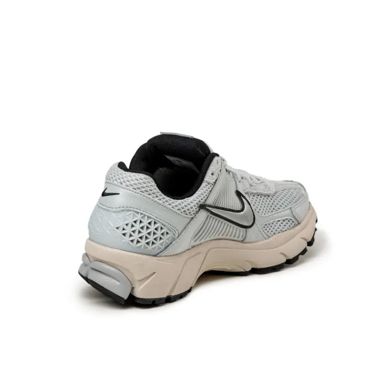 Nike Sneakers En Cuir|Chaussures De Running Retro*Wmns Zoom Vomero 5 Pure Platinum / Chrome / Light Orewood Brown