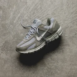 Nike Sneakers En Cuir|Chaussures De Running Retro*Zoom Vomero 5 Dark Stucco / Phantom / Light Smoke Grey