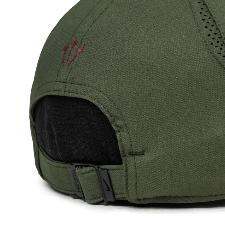 Nike Alle Anzeigen|Caps & Bucket Hats*x Nocta Club Cap USCB Cargo Khaki / Team Red